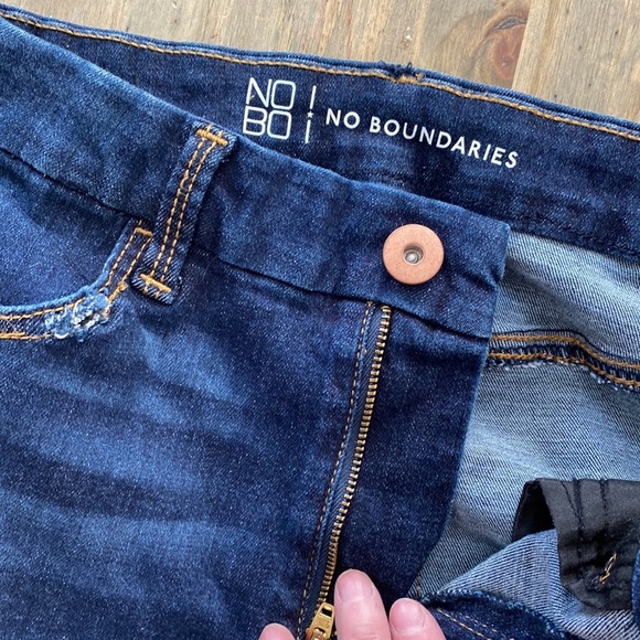 No Boundaries skinny Jean with distressing size 7. J108 - Picture 6 of 8